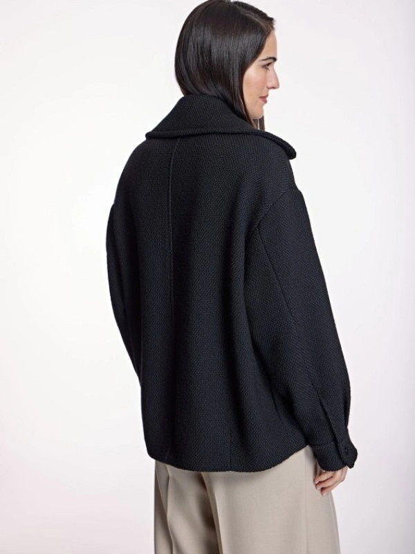 PARKA CORTA NEGRA ANCHA CON CUELLO AC